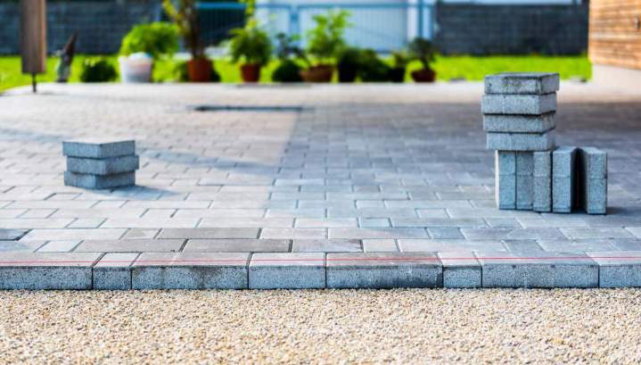 Un pavage durable et élégant pour vos allées